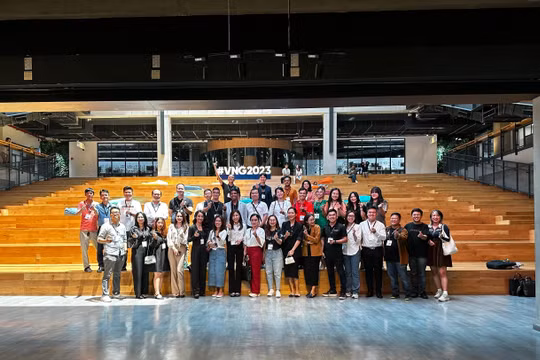 Nhân viên VNG chụp ảnh lưu niệm với đoàn công tác SVDCA