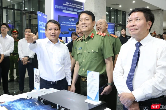 Đại tướng Lương Tam Quang, Bộ trưởng Bộ Công an tham quan các gian triển lãm công nghệ an ninh mạng tại sự kiện Ngày An ninh mạng Việt Nam 6/8.