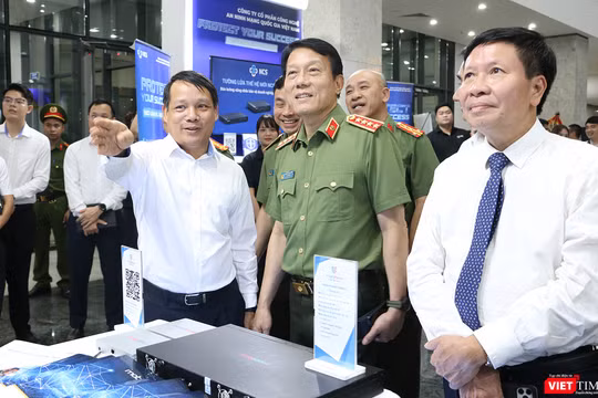Đại tướng Lương Tam Quang, Bộ trưởng Bộ Công an tham quan các gian triển lãm công nghệ an ninh mạng tại sự kiện Ngày An ninh mạng Việt Nam 6/8.