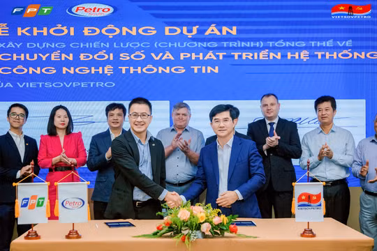 Ông Trần Quốc Thắng – Phó TGĐ KHCN Vietsovpetro, đại diện Liên doanh Việt - Nga Vietsovpetro và Ông Trần Huy Bảo Giang – Tổng giám đốc FPT Digital, đại diện liên danh Nhà thầu FPT - Petro South cùng ký tên lê