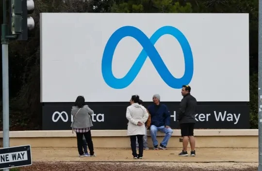 Khách tham quan chụp ảnh trước trụ sở Meta ở Menlo Park, California (ảnh: Getty Images)