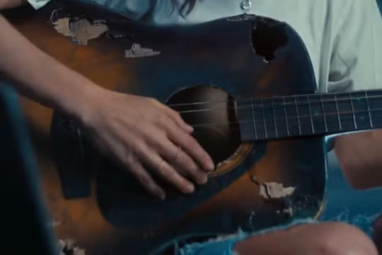 Quảng cáo của Samsung đá xoáy Apple (Ảnh cắt từ clip)