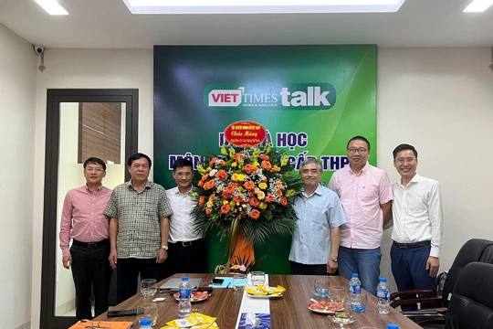 Chủ tịch VDCA Nguyễn Minh Hồng và đại diện Hội Truyền thông số Việt Nam tới thăm VietTimes nhân Ngày Báo chí cách mạng Việt Nam