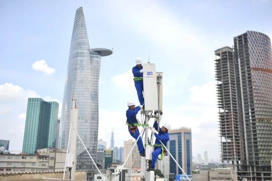 Công nhân MobiFone lắp đặt trạm thu phát 5G. Ảnh: MobiFone