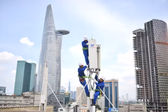 Công nhân MobiFone lắp đặt trạm thu phát 5G. Ảnh: MobiFone