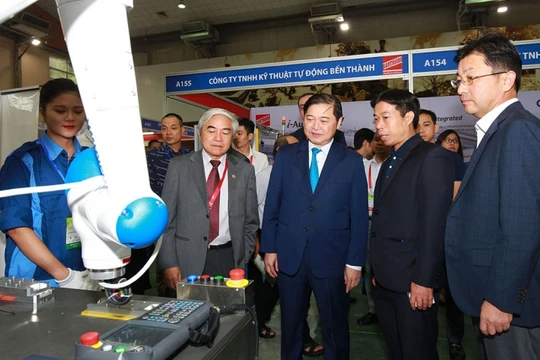 Tiến sĩ Nguyễn Quân - Chủ tịch Hội Tự động hóa Việt Nam và ông Phan Xuân Dũng - Chủ tịch Liên hiệp các hội KHKT Việt Nam tham quan một gian trưng bày tại Triển lãm quốc tế về tự động hóa và Autotech 2019 (ảnh: Báo đầu tư)