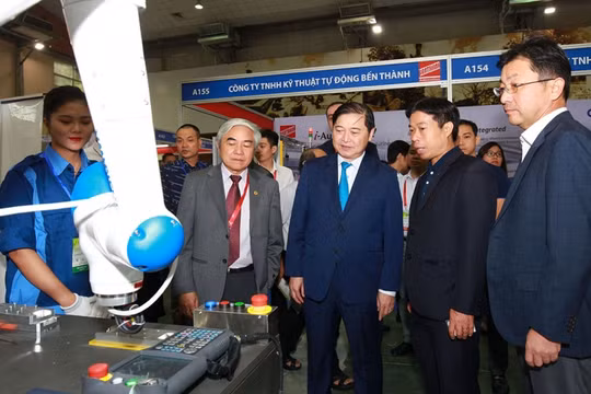 Tiến sĩ Nguyễn Quân - Chủ tịch Hội Tự động hóa Việt Nam và ông Phan Xuân Dũng - Chủ tịch Liên hiệp các hội KHKT Việt Nam tham quan một gian trưng bày tại Triển lãm quốc tế về tự động hóa và Autotech 2019 (ảnh: Báo đầu tư)