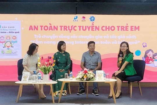 Các diễn giả trong phần giao lưu tại toạ đàm