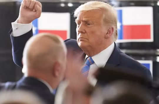 Tổng thống Trump và phe ủng hộ ông vẫn đang tiến hành các nỗ lực pháp lý nhằm lật ngược kết quả bầu cử (ảnh: Bloomberg)