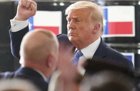 Tổng thống Trump và phe ủng hộ ông vẫn đang tiến hành các nỗ lực pháp lý nhằm lật ngược kết quả bầu cử (ảnh: Bloomberg)