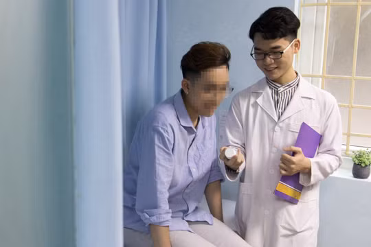 Ths.BS. Nguyễn Đức Khánh tư vấn sử dụng thuốc điều trị dự phòng PrEp cho một bạn MSM