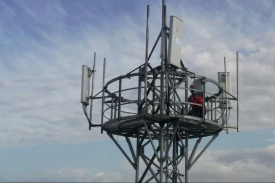 Công nhân Trung Quốc đang lắp đặt thiết bị lên một trạm gốc 5G ở Tân Cương, phía tây bắc Trung Quốc.