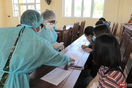 Lao động Việt Nam về từ vùng dịch được khám thân nhiệt và tiến hành cách ly
