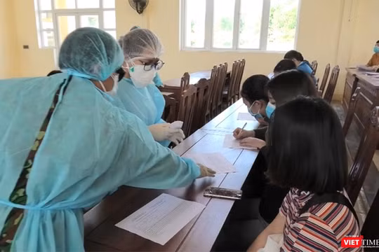 Lao động Việt Nam về từ vùng dịch được khám thân nhiệt và tiến hành cách ly