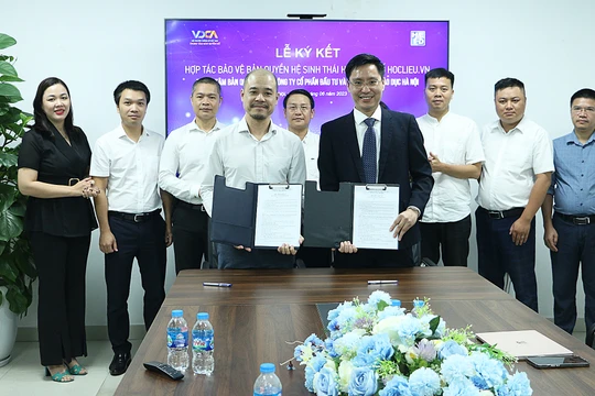 Ông Hoàng Đình Chung - Giám đốc Trung tâm Bản quyền số và ông Phạm Quốc Cường - Phó Tổng giám đốc Công ty Đầu tư và Phát triển Giáo dục Việt Nam ký thỏa thuận hợp tác