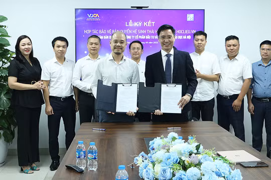 Ông Hoàng Đình Chung - Giám đốc Trung tâm Bản quyền số và ông Phạm Quốc Cường - Phó Tổng giám đốc Công ty Đầu tư và Phát triển Giáo dục Việt Nam ký thỏa thuận hợp tác