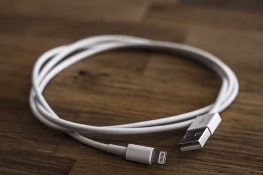 Một sợi cáp Lightning của Apple (ảnh: the Mac Observer)