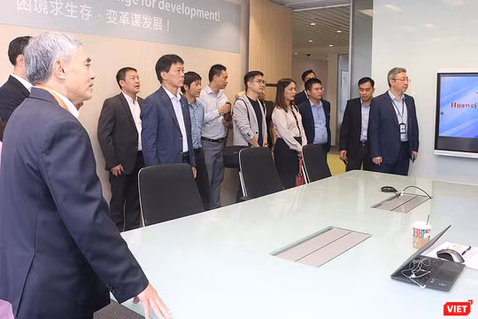 Ông Nguyễn Minh Hồng và một số lãnh đạo doanh nghiệp hội viên VDCA tại trụ sở Huawei