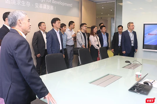 Ông Nguyễn Minh Hồng và một số lãnh đạo doanh nghiệp hội viên VDCA tại trụ sở Huawei