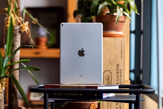 Máy tính bảng iPad của Apple (ảnh: The Verge)