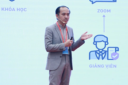 Ông Vũ Ngọc Sơn thuyết trình về nền tảng nCademy.