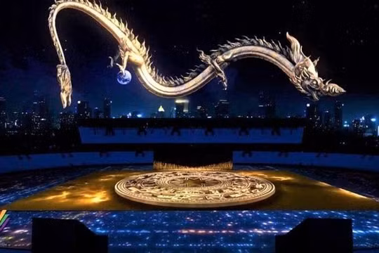 Hình ảnh chú rồng được tạo ra bằng công nghệ Thực tế ảo và 3D Mapping