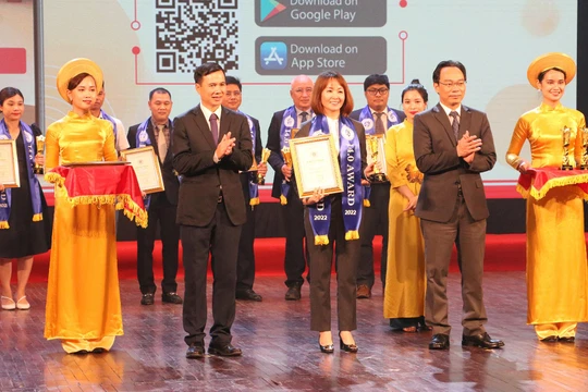 Đại diện một đơn vị được biểu dương tại Chương trình TOP Công nghiệp 4.0 Việt Nam