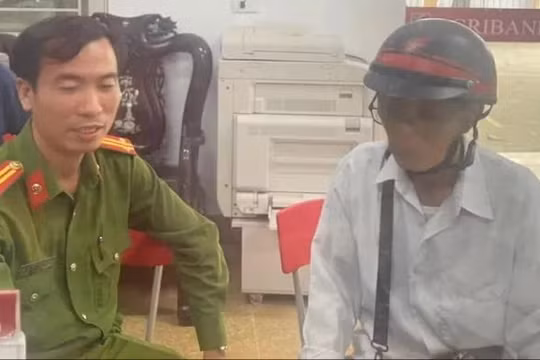 Cụ ông 78 tuổi ở Hà Tĩnh suýt bị lừa 100 triệu đồng. (ảnh: CA Kỳ Anh)