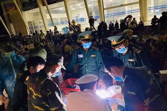 3000 bộ đồ bảo hộ y tế đã được chuyển đến cho các cán bộ y tế, công an cửa khẩu và bộ đội biên phòng tại Hà Tĩnh, Nghệ An