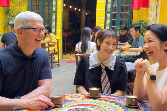 Ông Tim Cook ăn sáng với ca sĩ Mỹ Linh và Mỹ Anh
