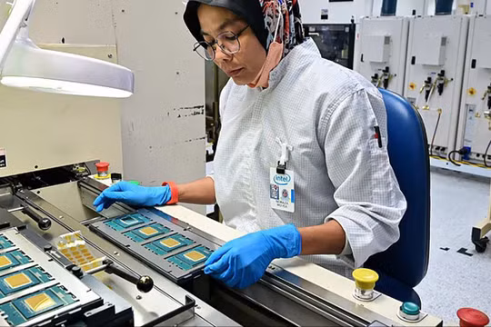 Công nhân kiểm thử chip tại nhà máy của Intel ở Malaysia 