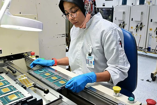 Công nhân kiểm thử chip tại nhà máy của Intel ở Malaysia 