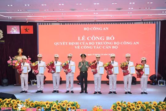 Bộ trưởng Lương Tam Quang trao quyết định tuyển chọn biên chế và phong cấp bậc hàm sĩ quan cho 8 lãnh đạo chủ chốt của MobiFone. Ảnh: Bộ Công an