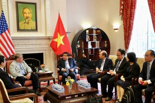 Bộ trưởng Nguyễn Chí Dũng làm việc với tiến sĩ Richard Lawton Thurston (ảnh: MPI)