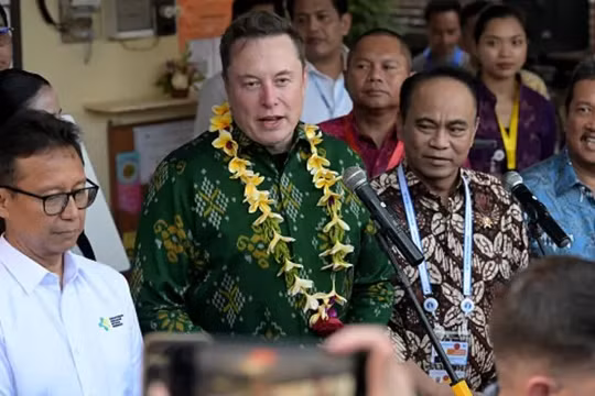 Tỉ phú Elon Musk (thứ 2 từ trái sang) đứng cạnh Bộ trưởng Y tế Indonesia Budi Gunadi Sadikin (trái) trong buổi lễ khánh thành dịch vụ Internet vệ tinh Starlink ở Bali, Indonesia vào ngày 19/5 (Ảnh: AFP)