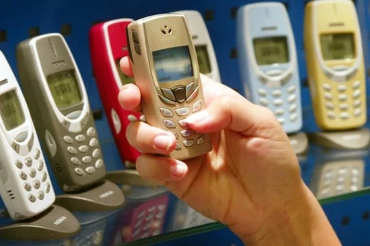 Điện thoại cục gạch vẫn chưa hết thời (ảnh CNBC)