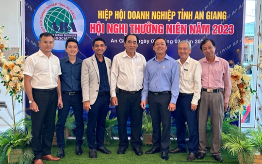 Ông Võ Thanh Mỹ - Chủ tịch SVDCA (thứ 3 từ trái sang) và các khách mời tham dự Hội nghị