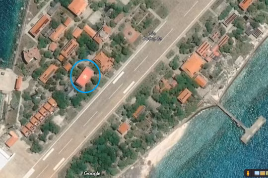Hình ảnh quốc kỳ Việt Nam tại đảo Trường Sa Lớn trên Google Maps và Google Earth