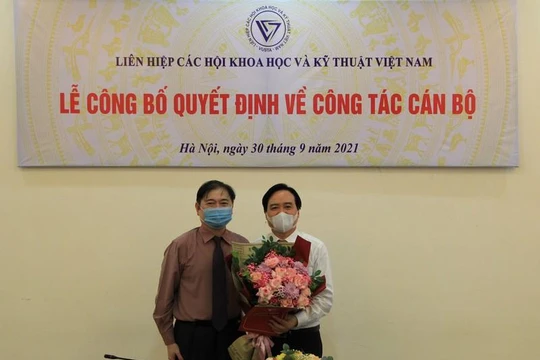 Ông Phùng Xuân Nhạ nhận hoa chúc mừng từ Chủ tịch VUSTA Phan Xuân Dũng (ảnh VUSTA)