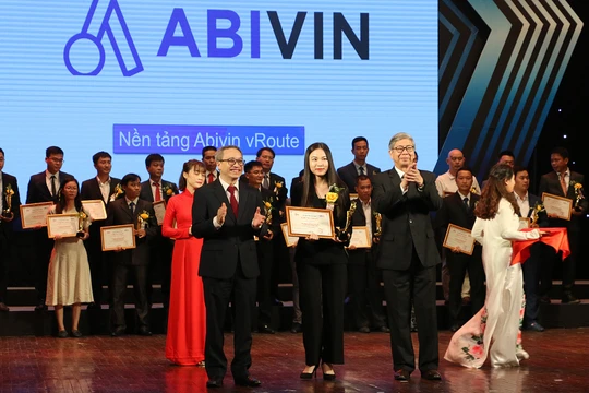 Bà Nguyễn Hoàng Anh nhận giải thưởng Chuyển đổi số Việt Nam 2020