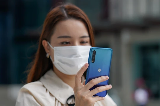 Công nghệ nhận diện khuôn mặt đeo khẩu trang có thể được dùng để xác thực công nhân tại cổng vào nhà máy hoặc mở khóa điện thoại