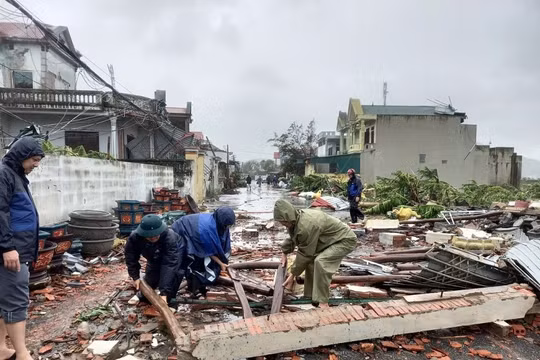 Bão số 10 (Bualoi) gây nhiều thiệt hại cho người dân. Ảnh: Ngày mới Online
