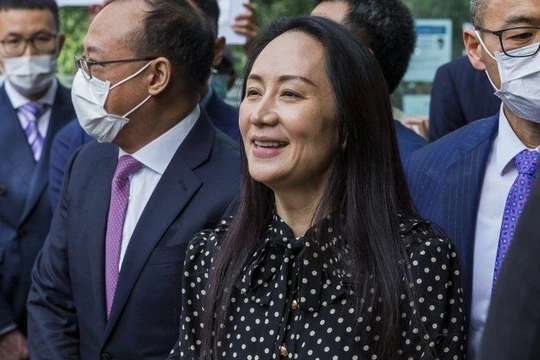 Bà Mạnh Vãn Chu rời tòa án tối cao British Columbia (Ảnh: EPA)