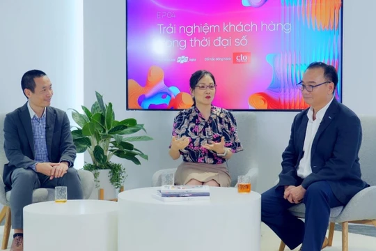 Các khách mời có ông Peter Phúc Huỳnh (Chủ tịch, Đồng sáng lập Cộng đồng CIO Việt Nam); bà Nguyễn Thị Quỳnh Trang (Giám đốc tư vấn, FPT Digital). Ông Vương Quân Ngọc (Giám đốc tư vấn, FPT Digital) trong vai trò người điều phối chương trình