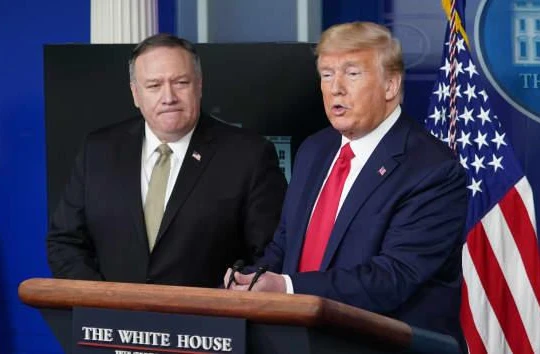 Ngoại trưởng Hoa Kỳ Mike Pompeo theo dõi Tổng thống Hoa Kỳ Donald Trump phát biểu trong cuộc họp báo về COVID-19, ngày 8 tháng 4 năm 2020 ở Washington, DC (ảnh AFP)