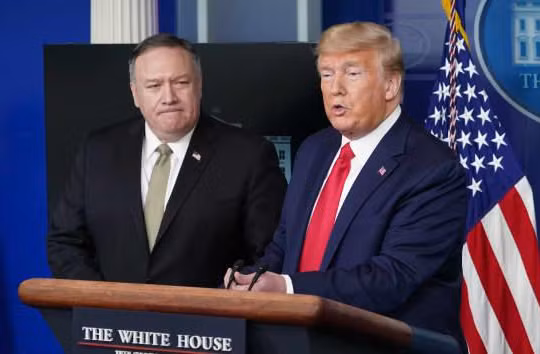 Ngoại trưởng Hoa Kỳ Mike Pompeo theo dõi Tổng thống Hoa Kỳ Donald Trump phát biểu trong cuộc họp báo về COVID-19, ngày 8 tháng 4 năm 2020 ở Washington, DC (ảnh AFP)