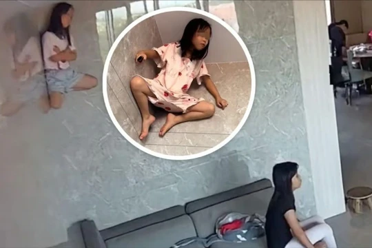 Cô bé dính người trên tường trong khi người nhà bình thản xem tivi bên dưới