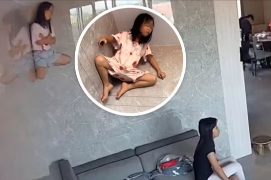 Cô bé dính người trên tường trong khi người nhà bình thản xem tivi bên dưới