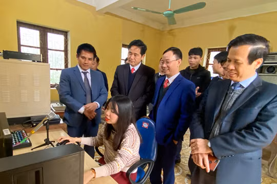 Các khách mời tham quan hệ thống đài phát thanh số ứng dụng Công nghệ thông tin – Viễn thông