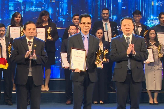 ông Phùng Việt Thắng nhận cúp hạng mục Ứng dụng, giải pháp Thu hẹp khoảng cách số tại Lễ trao giải thưởng Chuyển đổi số Việt Nam